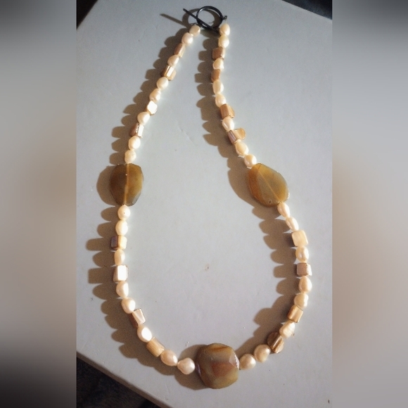  Faceted Agate &  Natural Nacre shell beads. Sterling silver catch - Picture 1 of 4
